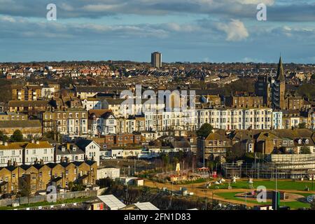 Margate, Royaume-Uni - 5 février 2021: Vue de Arlington House à Margate vers Cliftonville et la tour résidentielle d'Invicta House Banque D'Images