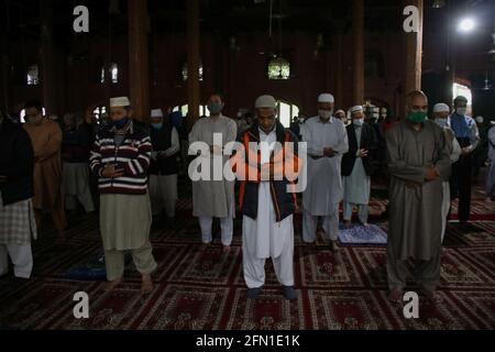 13 mai 2021, Srinagar, Jammu-et-Cachemire, Inde: Les fidèles musulmans du Kashmiri portant des masques protecteurs proposent des prières Eidul Fitr à l'intérieur d'une mosquée pour aider à prévenir la propagation du coronavirus, à srinagar, Jammu-et-Cachemire, le 13 mai 2021. (Credit image: © Sajad HameedZUMA Wire) Credit: ZUMA Press, Inc./Alamy Live News Banque D'Images