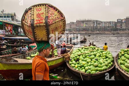 Pastèque en amont du bateau pour la vente J'ai pris cette image le 29 mars 2021 de Dhaka, Bangladesh, Asie du Sud Banque D'Images