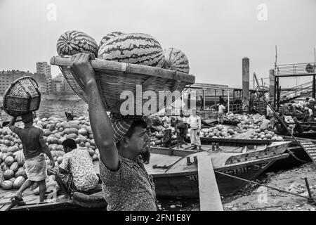 Pastèque en amont du bateau pour la vente J'ai pris cette image le 29 mars 2021 de Dhaka, Bangladesh, Asie du Sud Banque D'Images