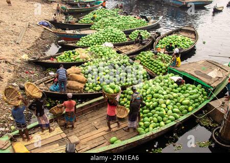 Pastèque en amont du bateau pour la vente J'ai pris cette image le 29 mars 2021 de Dhaka, Bangladesh, Asie du Sud Banque D'Images