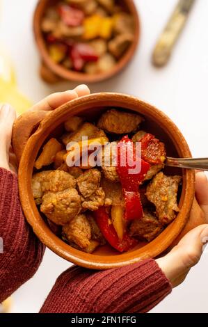 Un plat typique du sud, de Benevento, appelé 'tiana' ou 'padellaccia'. Entièrement de viande de porc et de foie, pommes de terre et poivrons frits (ou bouillis). Banque D'Images