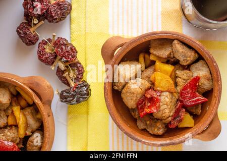 Un plat typique du sud, de Benevento, appelé 'tiana' ou 'padellaccia'. Entièrement de viande de porc et de foie, pommes de terre et poivrons frits (ou bouillis). Banque D'Images