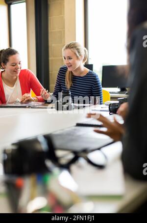 Élèves multiculturels de la sixième forme, jeunes en éducation, groupe de jeunes élèves de la 6e forme, étudiants en interaction pendant la classe de photographie Banque D'Images