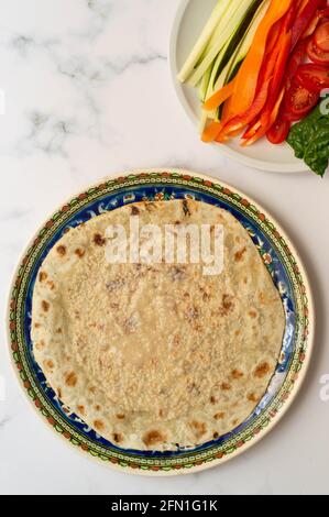 Faire un emballage de tortilla végétalienne Banque D'Images