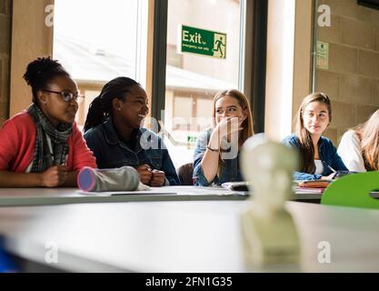 Les élèves multiculturels de la sixième forme, les jeunes en éducation, le groupe de jeunes élèves de la 6e forme, les élèves qui interagissent pendant la classe Banque D'Images