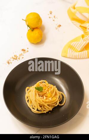 Spaghetti italiens avec sauce bergamote sur le dessus Banque D'Images