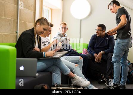 Multiculturel sixième forme d'étudiants, les jeunes dans l'éducation, groupe de jeunes étudiants en 6e pour, les étudiants bavardant pendant les pauses Banque D'Images