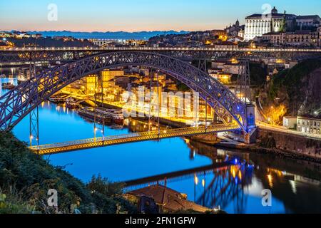 Brücke Ponte Dom Luís i über den Fluss Douro und die Altstadt von Porto in der Abenddämmerung, Portugal, Europa | Dom Luís i Bridge over Douro rive Banque D'Images