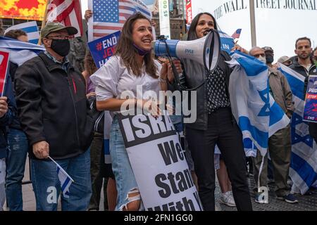 Yana Valkov parle à la foule alors que le Conseil israélo-américain (IAC) et d'autres groupes juifs américains se réunissent sur Times Square en solidarité avec Israël.des milliers de New-Yorkais pro-israéliens se sont rassemblés sur Times Square plus tôt ce soir pour un rassemblement en solidarité avec l'État juif dans les jours de tirs de roquettes Gaza. Le rassemblement a été organisé par le Conseil américain d'Israël, qui a organisé des manifestations similaires à Boston, Los Angeles, Atlanta, Austin, Cleveland, Denver, Houston, Irvine, Las Vegas, Orlando, Philadelphie, Redwood City, Seattle, Scottsdale, St. Louis, Walnut Creek, Washington, D. Banque D'Images