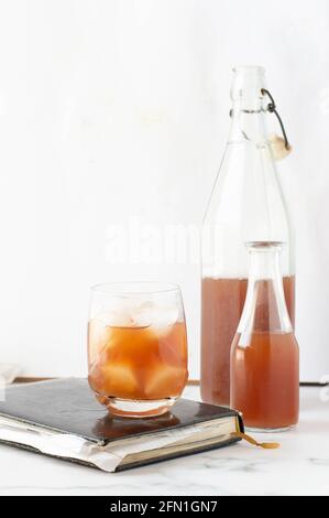 Limonade glacée maison avec pêches mûres. Thé glacé à la pêche dans un pot de maçon. Banque D'Images