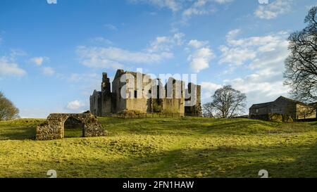 Barden Tower (lumière du soleil sur la magnifique ruine historique ancienne, arche de pierre et ciel bleu) - pittoresque village rural de Bolton Abbey Estate, Yorkshire Dales, Angleterre. Banque D'Images