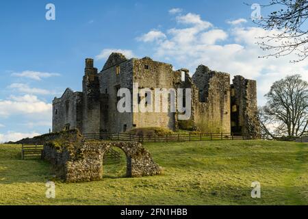 Barden Tower (lumière du soleil sur la magnifique ruine historique ancienne, arche de pierre et ciel bleu) - pittoresque village rural de Bolton Abbey Estate, Yorkshire Dales, Angleterre. Banque D'Images