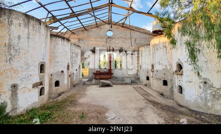 Gros plan de cuves de fermentation en béton dans un domaine abandonné Banque D'Images