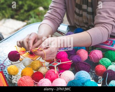 Fabrication de mandala à partir de fils et de bâtons de couleur. Tissage Mandala. Concept de l'artisanat, de l'artisanat, du passe-temps Banque D'Images