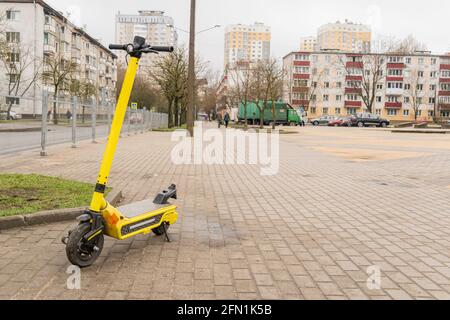 sur la rue jaune scooter à louer. Banque D'Images