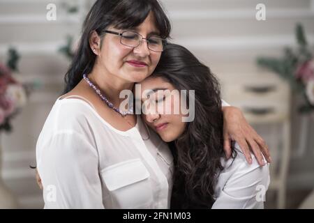 Mère et fille embrassant le jour de la mère Banque D'Images