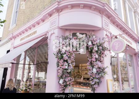 Entrée et extérieur du magasin Peggy Porschen Chelsea, très rose, King's Road, Chelsea, Londres, SW3,ROYAUME-UNI Banque D'Images