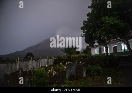 Kuta Tengah, Indonésie. 12 mai 2021. Dôme de lave du volcan Sinabung vu de la mosquée Al-Jihad Tiga Serangkai au village de Kuta Tengah à Simpang Empat, district de Karo, Sumatra Nord, Indonésie le 13 mai 2021. Le village de Kuta Tengah est l'un des nombreux villages aux pieds du volcan Sinabung qui ont survécu à l'éruption du volcan Sinabung risques d'impact de zone. Credit: Abaca Press/Alay Live News Banque D'Images