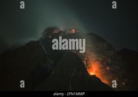 Kuta Tengah, Indonésie. 12 mai 2021. Dôme de lave du volcan Sinabung vu de la mosquée Al-Jihad Tiga Serangkai au village de Kuta Tengah à Simpang Empat, district de Karo, Sumatra Nord, Indonésie le 13 mai 2021. Le village de Kuta Tengah est l'un des nombreux villages aux pieds du volcan Sinabung qui ont survécu à l'éruption du volcan Sinabung risques d'impact de zone. Credit: Abaca Press/Alay Live News Banque D'Images