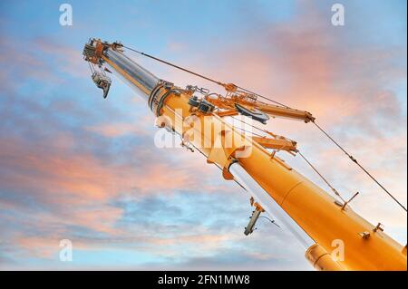 Grue avec bras télescopique jaune d'une grue à grande tour Banque D'Images