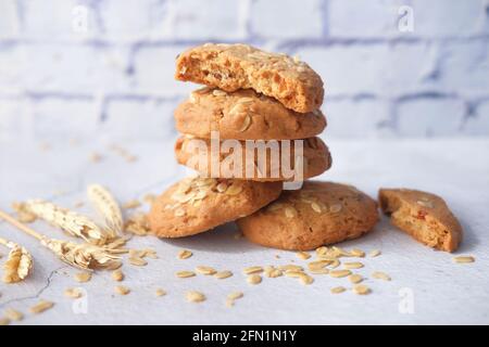 pile de biscuits au chocolat sur fond de bois Banque D'Images