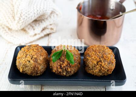 Boulettes de risotto aranci faites maison. Banque D'Images