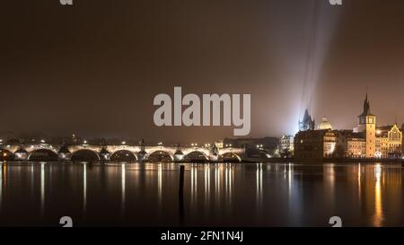 Photo nocturne du pont Charles - Karluv Most - au-dessus de la Vltava à Prague; prise de Strelecky ostrov, longue exposition Banque D'Images