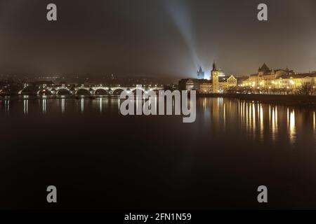 Photo nocturne du pont Charles - Karluv Most - au-dessus de la Vltava à Prague; prise de Strelecky ostrov, longue exposition Banque D'Images