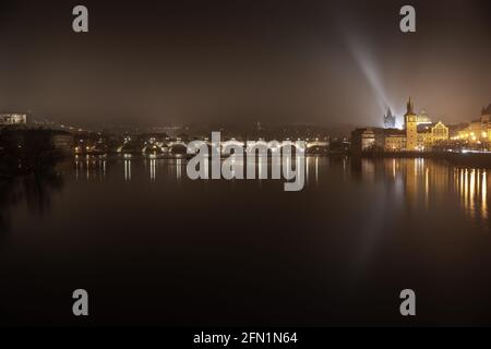 Photo nocturne du pont Charles - Karluv Most - au-dessus de la Vltava à Prague; prise de Strelecky ostrov, longue exposition Banque D'Images