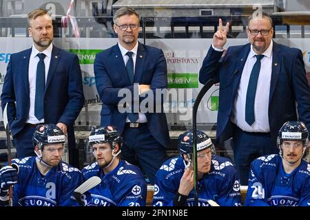 L'entraîneur-chef finlandais Jukka Jalonen (au centre) sur le banc du sous-comité pendant les Jeux de hockey tchèques, l'événement Euro Hockey Tour match République Tchèque contre Finlande en P Banque D'Images