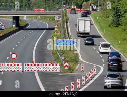 13 mai 2021, Rhénanie-du-Nord-Westphalie, Mülheim an der Ruhr: Des voitures sont détournées de l'A40 près de Mülheim en raison d'un important chantier de construction sur un pont ferroviaire. Sur le chantier de construction, 46 pieux forés d'un diamètre de plus d'un mètre doivent être ancrés à 26 mètres de profondeur dans le sol au cours des prochaines semaines. Photo: Roland Weihrauch/dpa Banque D'Images