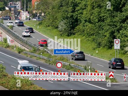 13 mai 2021, Rhénanie-du-Nord-Westphalie, Mülheim an der Ruhr: Des voitures sont détournées de l'A40 près de Mülheim en raison d'un important chantier de construction sur un pont ferroviaire. Sur le chantier de construction, 46 pieux forés d'un diamètre de plus d'un mètre doivent être ancrés à 26 mètres de profondeur dans le sol au cours des prochaines semaines. Photo: Roland Weihrauch/dpa Banque D'Images