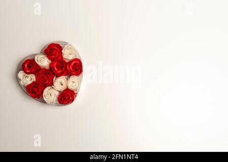 savon décoratif sous forme de roses dans une boîte de coeurs sur fond blanc. Banque D'Images