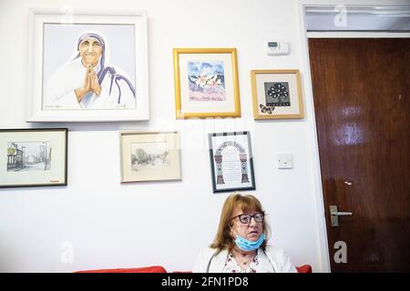 Briege Voyle, fille de Joan Connolly, qui a été parmi ceux tués dans la série de fusillades à Ballymurphy, Belfast, entre le 9 et le 11 août 1971, à la Chambre communautaire de Springhill pour observer le secrétaire d'Irlande du Nord, Brandon Lewis, faire une déclaration à la Chambre des communes. Date de la photo: Jeudi 13 mai 2021. Le gouvernement est Òtruly sorryÓ pour les événements de Ballymurphy il y a 50 ans, au cours desquels 10 innocents ont été tués, a déclaré le secrétaire d'État pour l'Irlande du Nord, Brandon Lewis. Voir PA Story ULSTER Ballymurphy. Banque D'Images