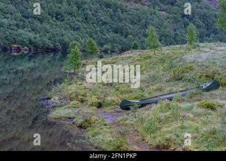 FLO, NORVÈGE - 2020 AOÛT 10. Canoë dans les bois. Banque D'Images