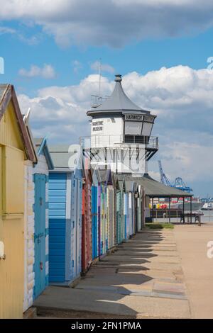 Plage de Harwich, vue sur le C18th Low Lighthouse bâtiment (aujourd'hui un musée maritime) avec des cabanes de plage face à la plage de Harwich, Essex, Angleterre, Royaume-Uni Banque D'Images