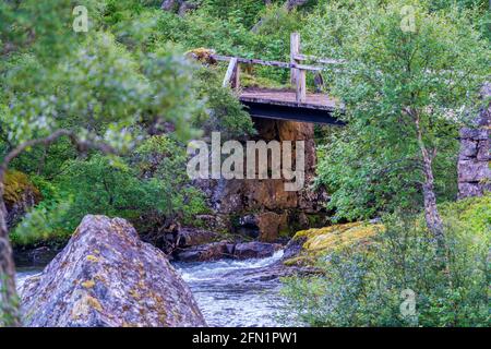 FLO, NORVÈGE - 2020 AOÛT 10. Vieux pont sur la rivière. Banque D'Images