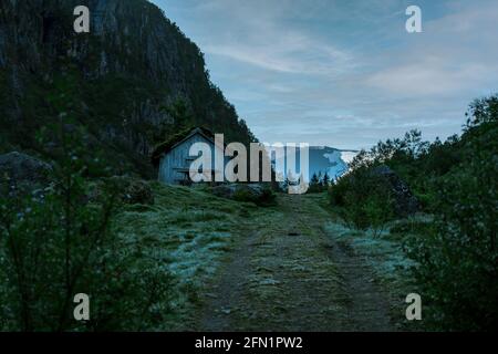 FLO, NORVÈGE - 2020 AOÛT 10. Ancienne ferme grise avec herbe et arbre sur le toit. Banque D'Images