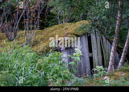 FLO, NORVÈGE - 2020 AOÛT 10. Ancienne maison en bois endommagée Banque D'Images