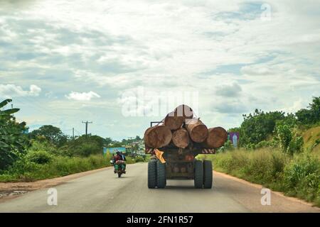 Transporter le transporteur sur la route nationale numéro 3 jusqu'à Douala Banque D'Images