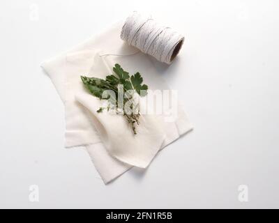 Les ingrédients traditionnels pour un bouquet garni mélange d'épices aux herbes, y compris une feuille de Laurier, parely et thym prêt à être enveloppé dans un tissu de fromage. Banque D'Images