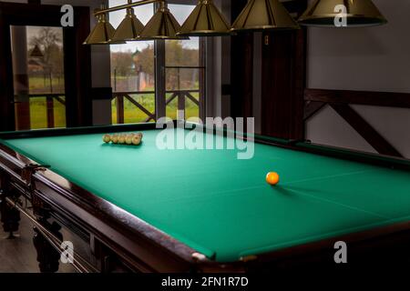 Table de billard russe avec boules et bâtons de repère sur fond vert Banque D'Images