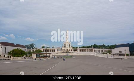 Belle vue panoramique sur le Sanctuaire de notre-Dame de Fatima par une belle journée ensoleillée. Destination de pèlerinage pour les catholiques. Banque D'Images