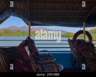 Belles vues panoramiques de la réserve naturelle environnante autour de la rivière Periyar à Thattekad à Kerala, Inde. Une croisière sur le fleuve offre une vue magnifique Banque D'Images