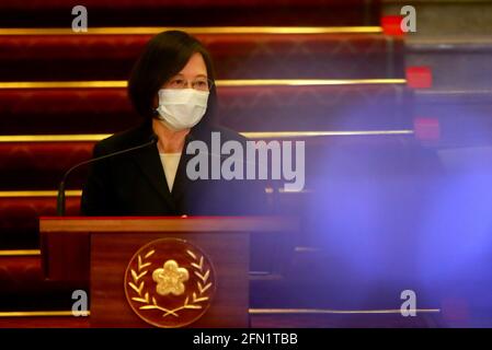 Taipei, Taïwan. 13 mai 2021. Le président taïwanais Tsai Ing-wen s'exprime et présente ses excuses au bureau présidentiel après une panne de courant qui a touché des milliers de ménages. Tsai parle également des récents cas de COVID-19 acquis localement et exhorte chacun à se faire vacciner. Crédit : Daniel CEng Shou-Yi/ZUMA Wire/Alay Live News Banque D'Images