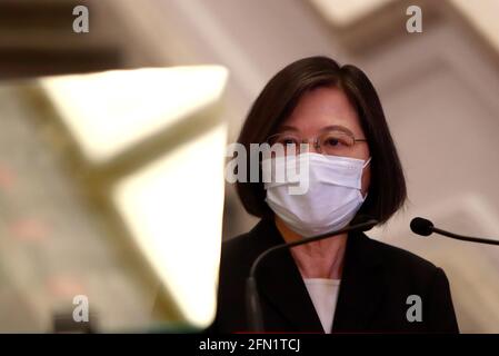 Taipei, Taïwan. 13 mai 2021. Le président taïwanais Tsai Ing-wen s'exprime et présente ses excuses au bureau présidentiel après une panne de courant qui a touché des milliers de ménages. Tsai parle également des récents cas de COVID-19 acquis localement et exhorte chacun à se faire vacciner. Crédit : Daniel CEng Shou-Yi/ZUMA Wire/Alay Live News Banque D'Images