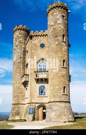 Broadway Tower, une folie du XVIIIe siècle, se tenant au deuxième point le plus élevé des Cotswolds. Banque D'Images