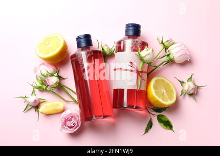 Gels et ingrédients naturels pour la douche sur fond rose Banque D'Images