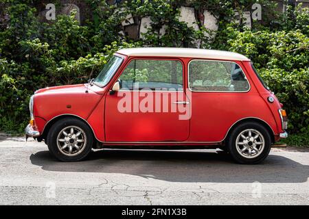 Mini voiture classique garée à Berlin, Allemagne. Vieille automobile rouge et blanche Banque D'Images
